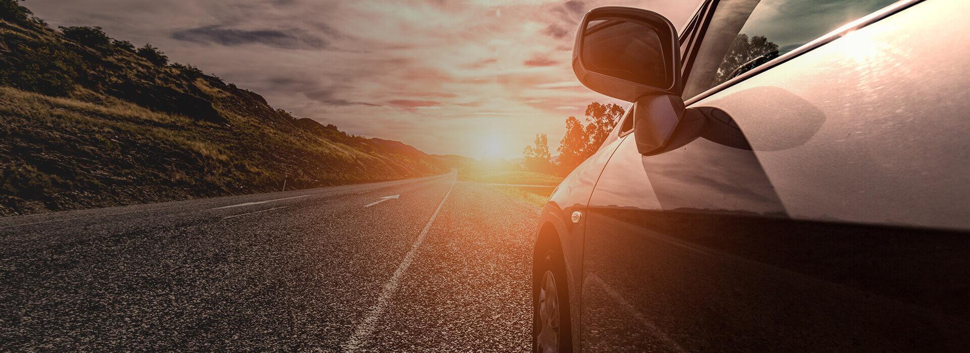 Auto na ceste proti západu slnka na pozadí Slajd 3